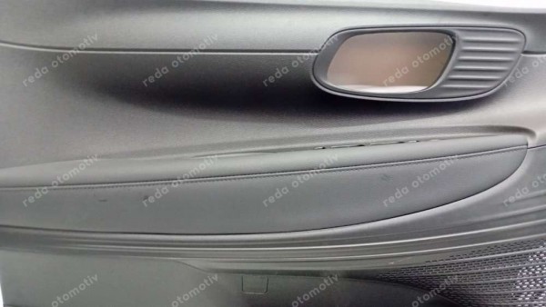 Hyundai Bayon Sol Ön Kapı Döemesi (Işıklı) 82301-Q0030NNB SP YP (FF-120)