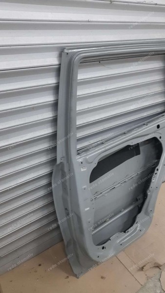 Hyundai Santa Fe Sağ Arka Kapı 77004-2B030 YP (Kİ-109)