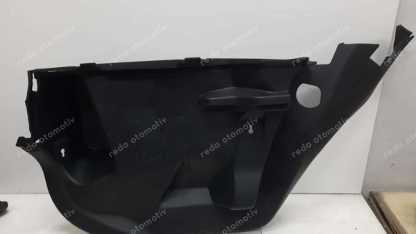 Toyota Yaris Cross Bagaj Arka Kapak Sağ Yan Trim Paneli 64730-0D300 CP (GD-140)