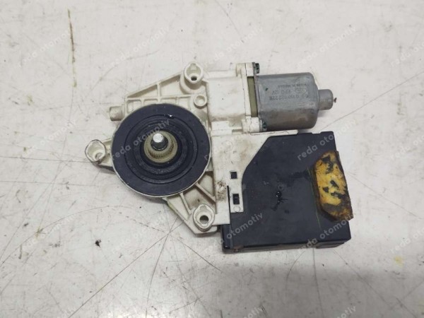 Volkswagen Jetta Sağ Ön Kapı Cam Motoru Beyni 561959702C 3C0959792C SP (EE127)