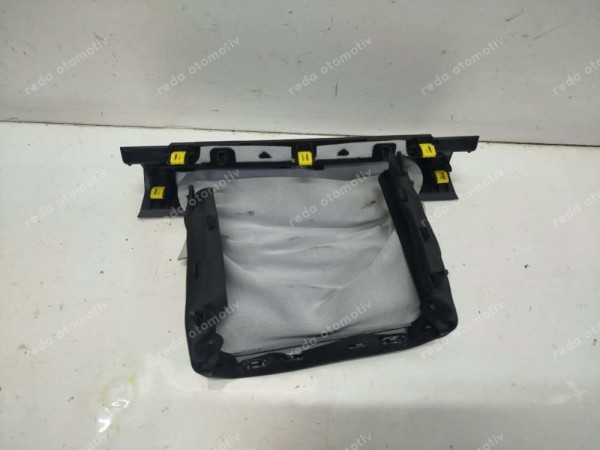 Renault Megane 4 Direksiyon Üst Kapak Alt Parçası 484788452R SP (BB120)