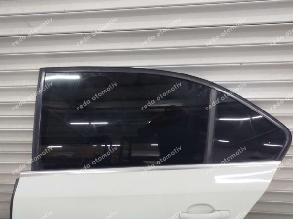 Volkswagen Jetta Sol Arka Kapı Dolu 5C6833055E SP (İC110)