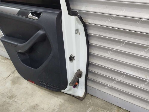 Volkswagen Jetta Sol Arka Kapı Dolu 5C6833055E SP (İC110)