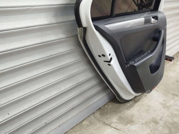 Volkswagen Jetta Sol Arka Kapı Dolu 5C6833055E SP (İC110)
