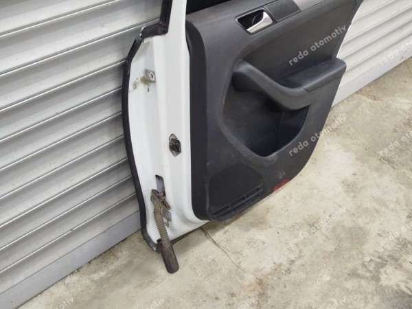 Volkswagen Jetta Sağ Arka Kapı Dolu 5C6833056E SP